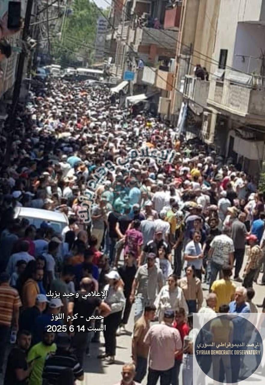 حمص: آلاف الأهالي من أبناء الطائفة المرشدية يشاركون في اعتصام في بلدة الغسانية وفي حي كرم اللوز بحمص، بريف حمص احتجاجاً على مقتل الشابين حمادة درويش و هود الهاشم من أبناء الطائفة.