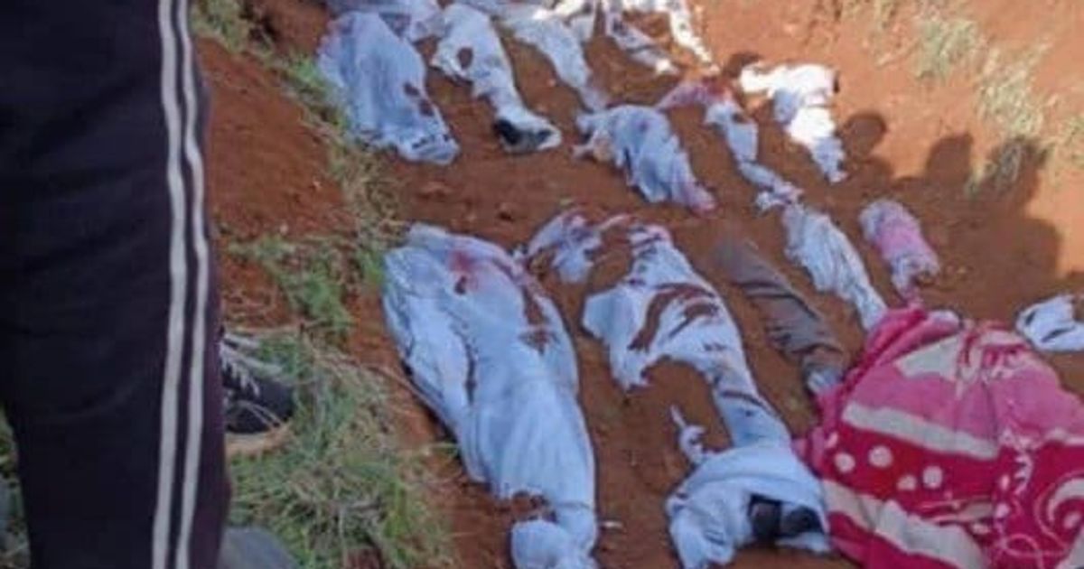 أهالي قرية في ريف يدفنون ضحايا المجزرة في قريتهم في مقابر جماعية بسبب الأعداد الكبيرة من الشهداء