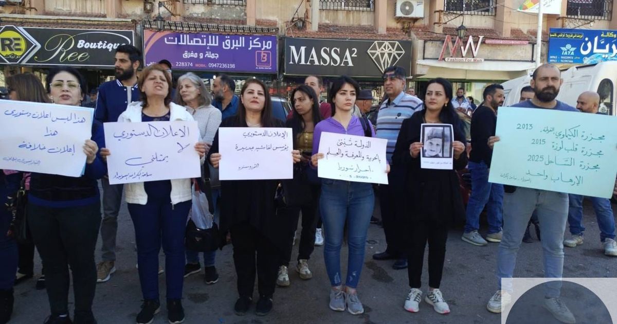 وقفة احتجاجية نظمت اليوم في مدينة ، اعتراضاً على الإعلان الدستوري الصادر من نظام الجولاني الجهادي، ورفعت عدة لافتات تصف الجولاني بالإرهابي.