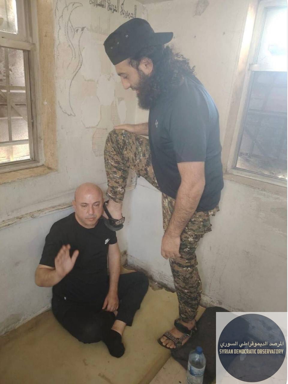 تعليق لو متأخر، أنا لايهمني لا وسيم الأسد ولا بشار الأسد، ولكن هذه الصورة هي إدانة لهم وتكشف حقيقة تعذيبهم وإهانتهم للمعتقلين.