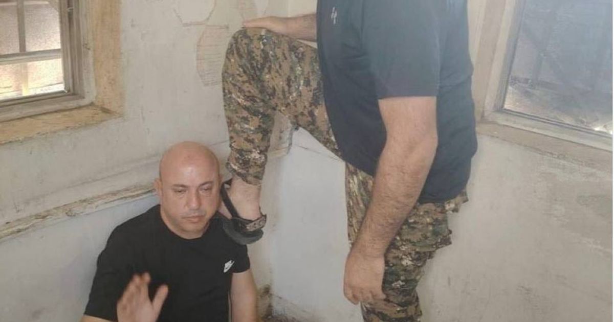 تعليق لو متأخر، أنا لايهمني لا وسيم الأسد ولا بشار الأسد، ولكن هذه الصورة هي إدانة لهم وتكشف حقيقة تعذيبهم وإهانتهم للمعتقلين.