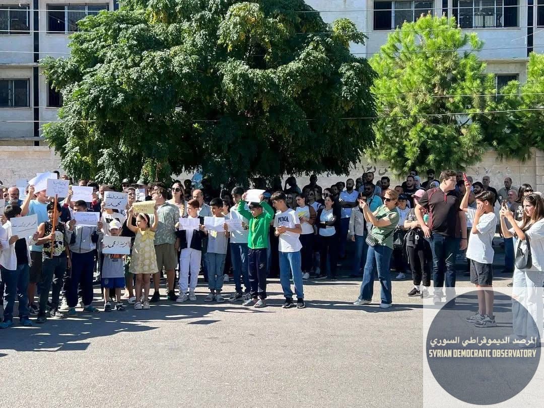 اللاذقية : خرجت مظاهرة صباح اليوم تجوب شوارع المشروع العاشر في مدينة اللاذقية احتجاجاً على اختطاف الطفل محمد قيس حيدر