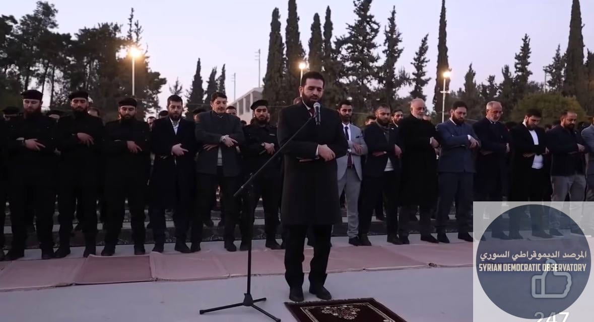 الإرهابي أبو أحمد حدود يؤم المصلين من عناصره، يذكر أن أبو أحمد حدود يشغل منصب وزير داخلية الجولاني، بالإضافة لمنصبه الجديد كإمام الوزارة!