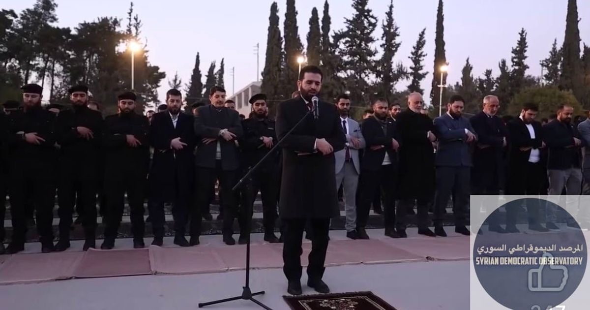 الإرهابي أبو أحمد حدود يؤم المصلين من عناصره، يذكر أن أبو أحمد حدود يشغل منصب وزير داخلية الجولاني، بالإضافة لمنصبه الجديد كإمام الوزارة!