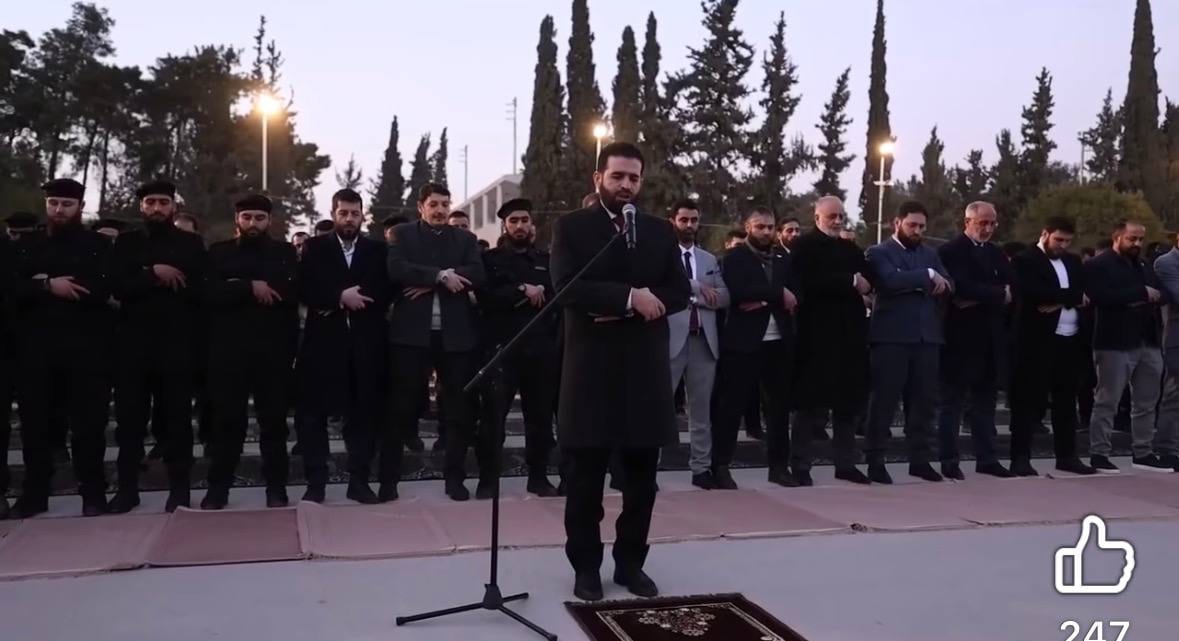 الإرهابي أبو أحمد حدود يؤم المصلين من عناصره، يذكر أن أبو أحمد حدود يشغل منصب وزير داخلية الجولاني، بالإضافة لمنصبه الجديد كإمام الوزارة!