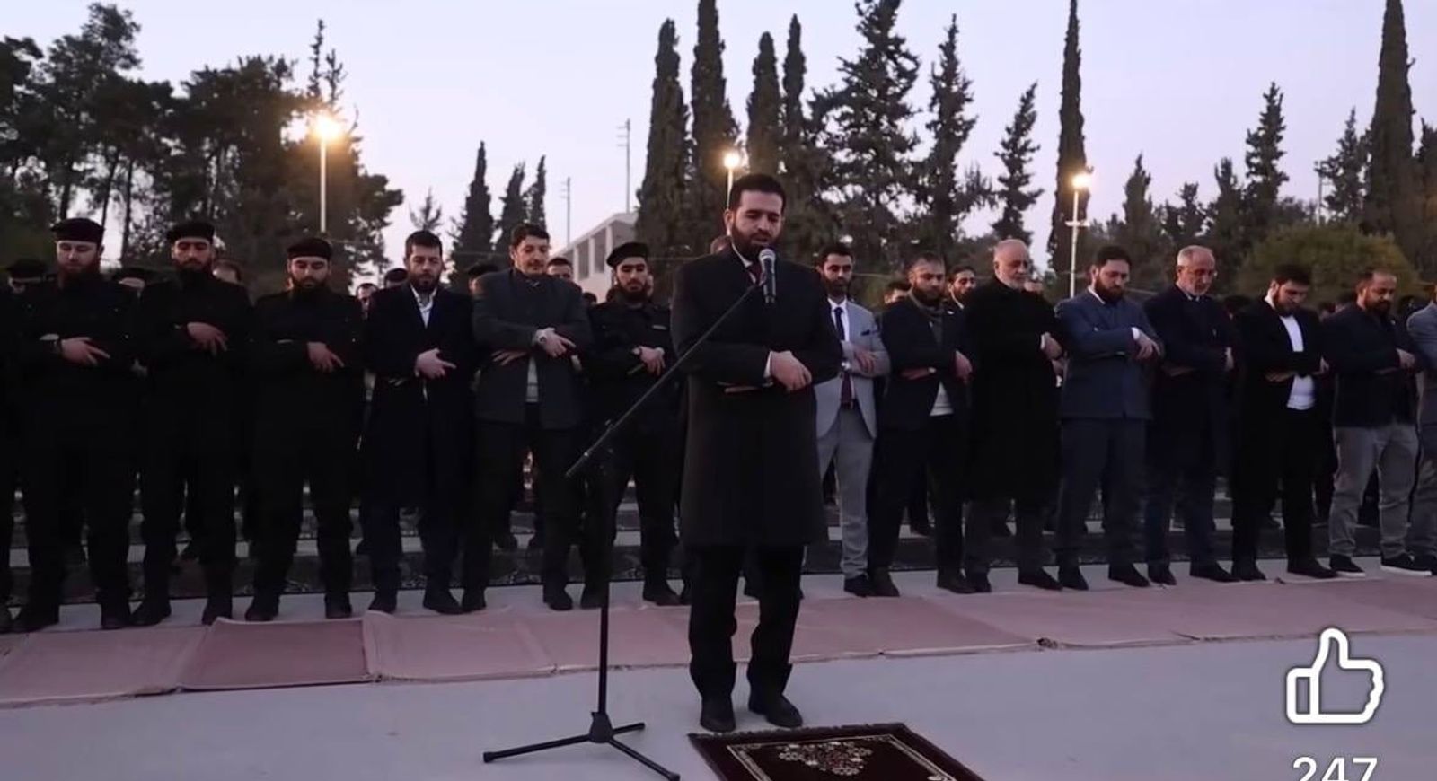 الإرهابي أبو أحمد حدود يؤم المصلين من عناصره، يذكر أن أبو أحمد حدود يشغل منصب وزير داخلية الجولاني، بالإضافة لمنصبه الجديد كإمام الوزارة!
