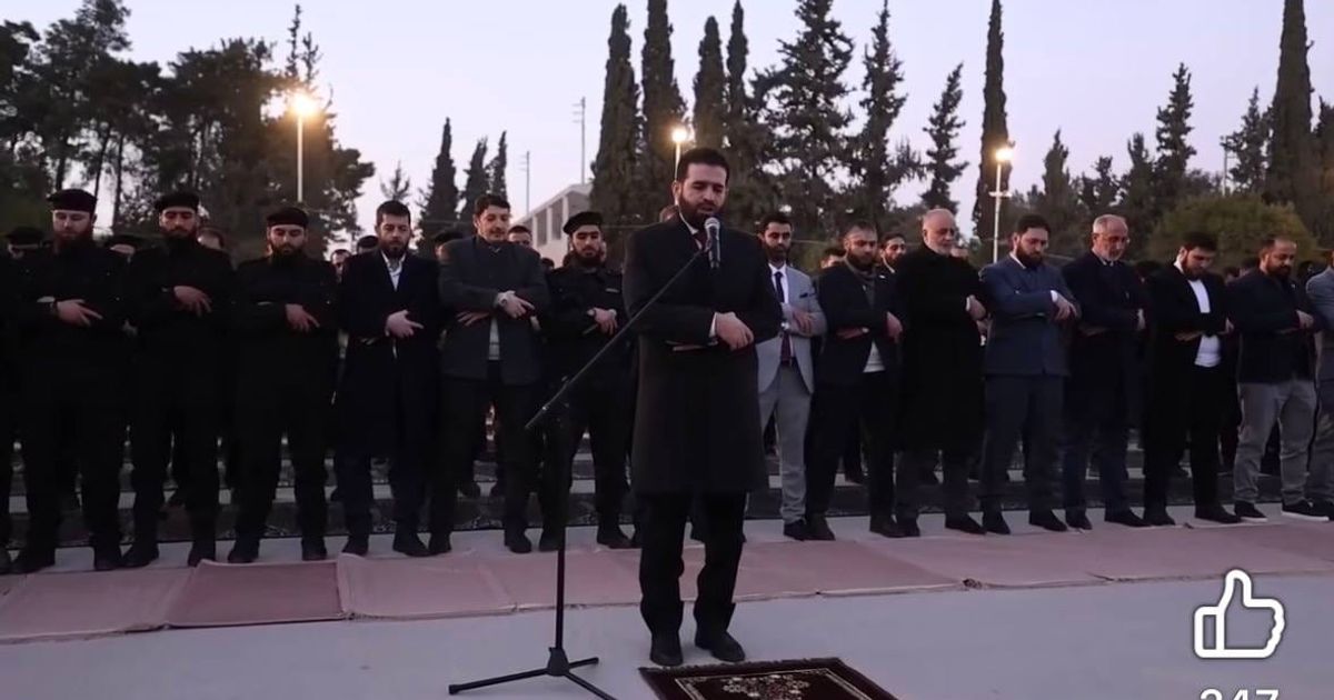 الإرهابي أبو أحمد حدود يؤم المصلين من عناصره، يذكر أن أبو أحمد حدود يشغل منصب وزير داخلية الجولاني، بالإضافة لمنصبه الجديد كإمام الوزارة!