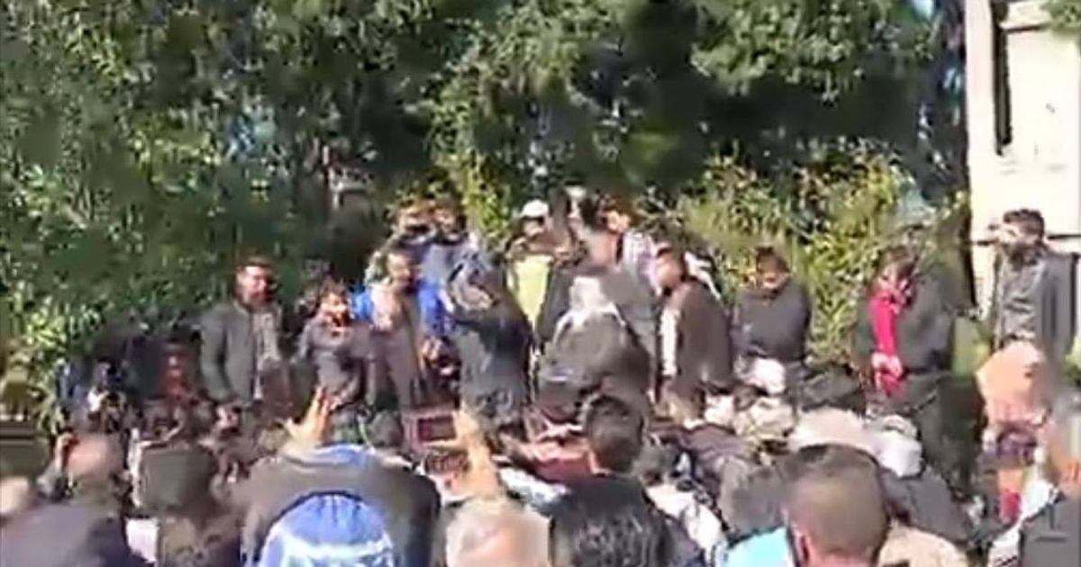 تجمعات الأهالي وحالة غضب شديدة تسود في المنطقة