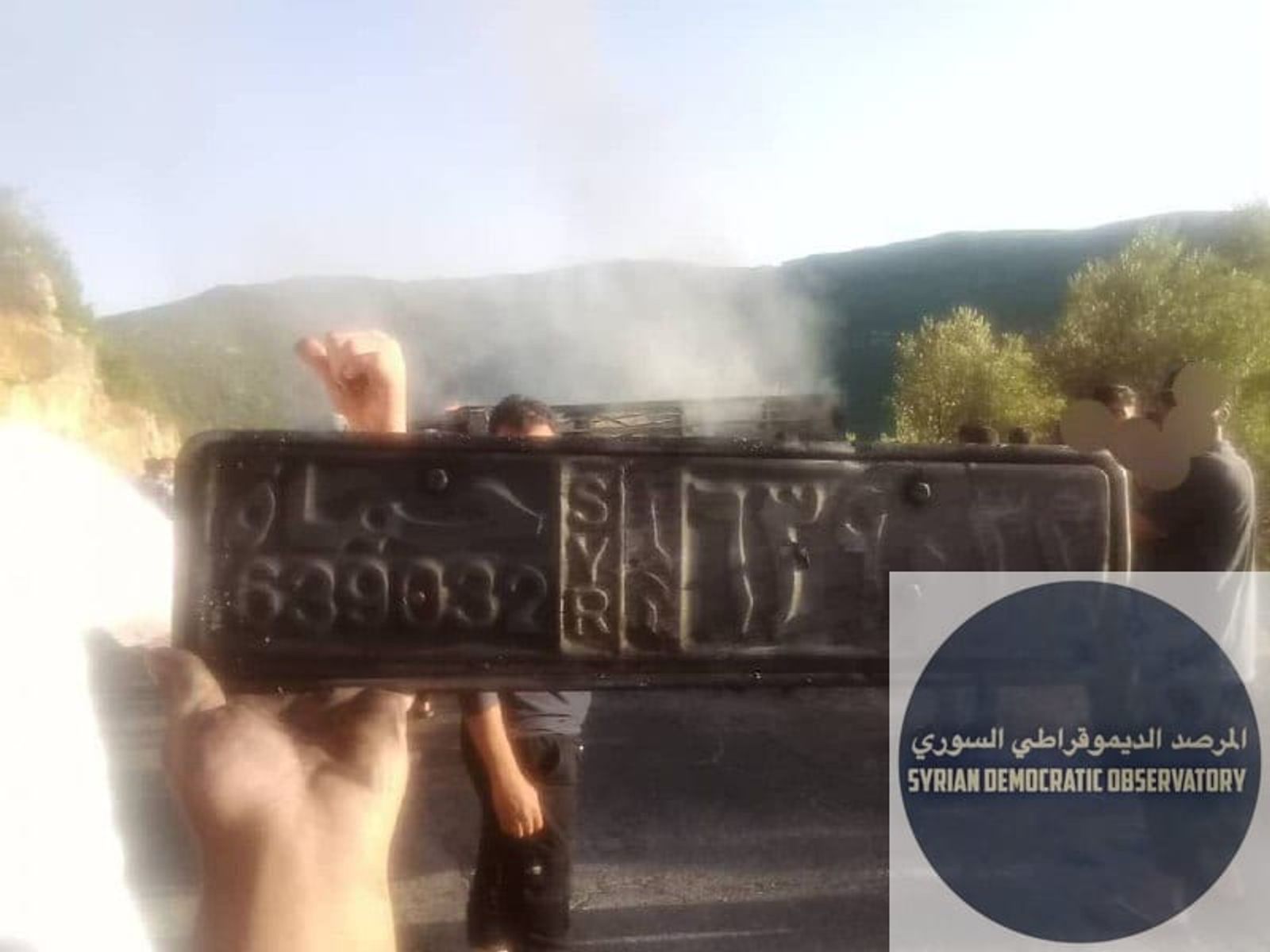 هام | ريف جبلة: أثناء توجه الأهالي لإطفاء أحد الحرائق صادفوا سيارة بيك اب محترقة في وسط الطريق، وتبين أن السيارة قد سكب عليها البنزين ودفعت من أعلى الجبل باتجاه وادي في قرية الدالية، ارتطمت السيارة بأ