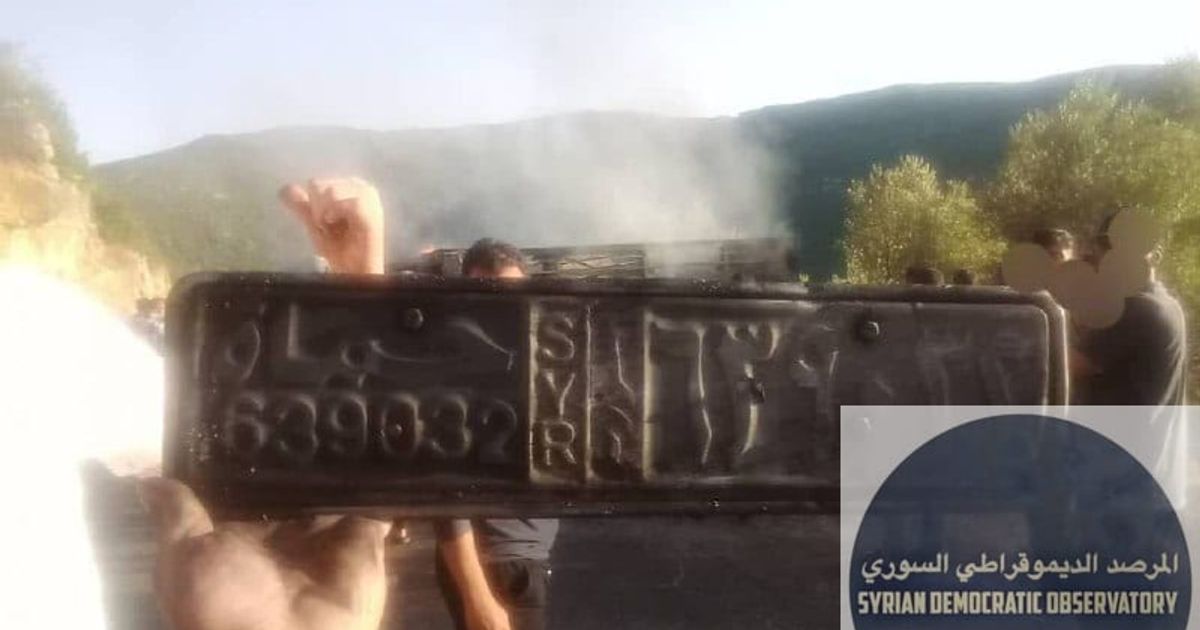 هام | ريف جبلة: أثناء توجه الأهالي لإطفاء أحد الحرائق صادفوا سيارة بيك اب محترقة في وسط الطريق، وتبين أن السيارة قد سكب عليها البنزين ودفعت من أعلى الجبل باتجاه وادي في قرية الدالية، ارتطمت السيارة بأ