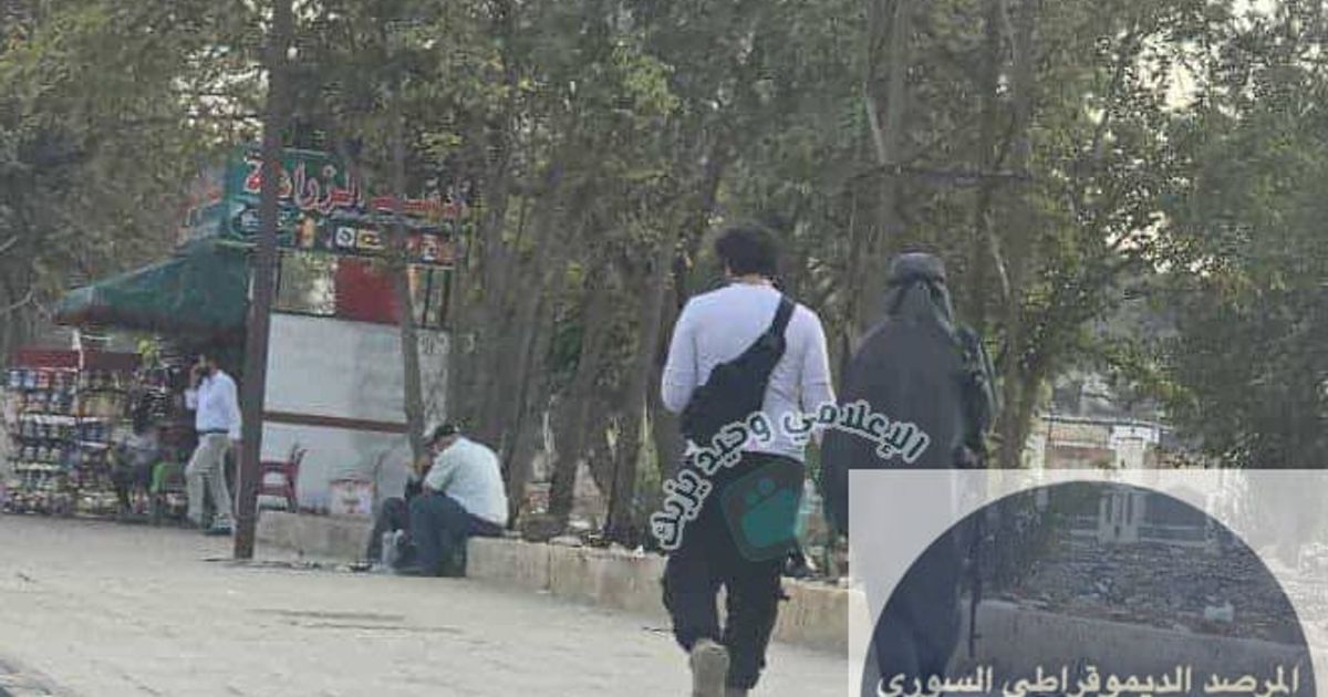 حمص : منقبة تحمل قناصة وتتجول في مدينة حمص بالقرب من جامعة البعث، اليوم 10 تشرين الثاني/ نوفمبر